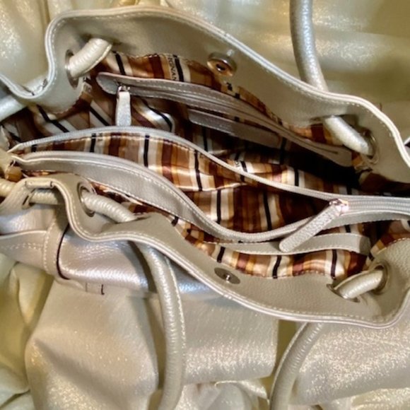 ❤️TIGNANBLLO Handbag. Shimmering Lt Cream Handbag 15 in W X 10-1/2H X 6-1/2 D /H - Picture 5 of 6